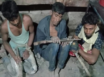 সুবর্ণচরে ডাকাত সন্দেহে ৩ জনকে গণপিটুনি দিয়ে পুলিশে সোপর্দ